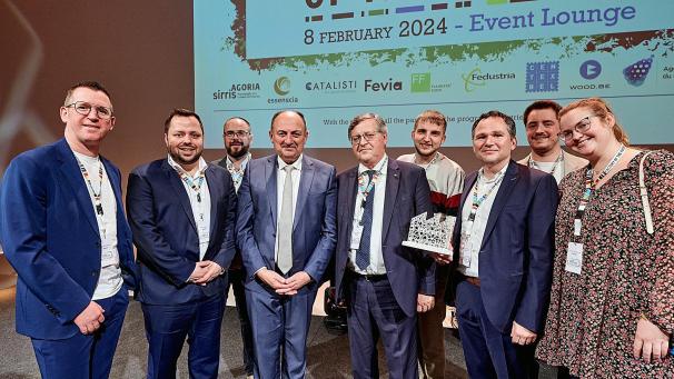 <p>Aus den Händen von Willy Borsus (3.v.l.), Vize-Ministerpräsident der Wallonischen Region, erhalten die Verantwortlichen von Mockel die Auszeichnung als „Factory of the Future“ in der vergangen Woche.</p>