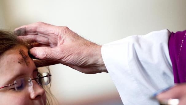 <p>Am Aschermittwoch mit der Austeilung des Aschenkreuzes beginnt für Katholiken die 40-tägige österliche Bußzeit.</p>