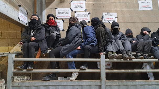 <p>„Jeder darf zu dem Thema seine Meinung haben, aber ist es noch Teil der Meinungsfreiheit oder passiver Widerstand, in einen Betrieb einzubrechen, sich vermummt festzuketten und zu keinem Dialog bereit zu sein?“ fragt sich Johannes Cremer, Zonenchef der Polizeizone Eifel, nach der Blockade des St.Vither Schlachthofs durch Tierschutz-Aktivisten.</p>