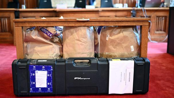 <p>Ein Teil der Beweisstücke im Gerichtssaal: Insgesamt wurden über 30 forensische Gutachten erstellt.</p>