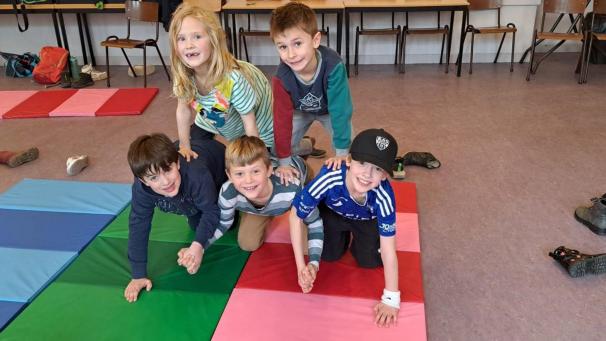 <p>Bei der Ferienanimation des Kreativen Ateliers Kelmis werden Kinder zu Zirkusakrobaten.</p>