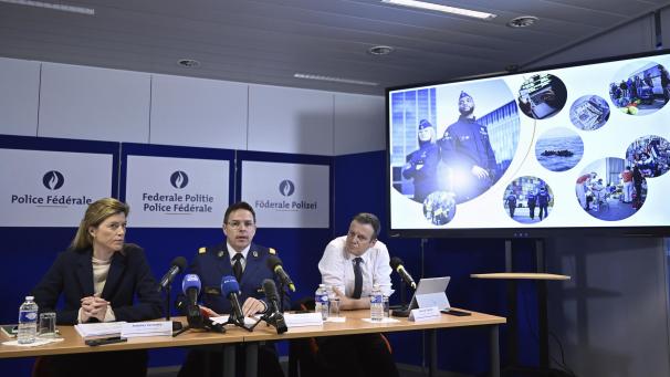 <p>Innenministerin Annelies Verlinden, Polizeichef Eric Snoeck und Justizminister Paul Van Tigchelt stellen den Jahresbericht der föderalen Polizei vor.</p>