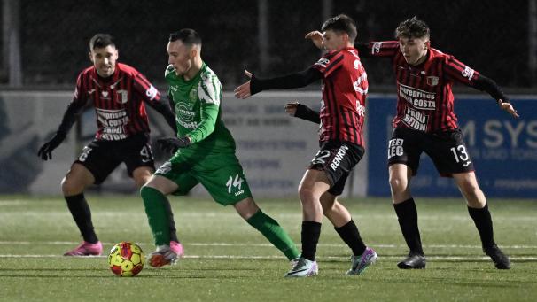 <p>Stürmer William Belle (am Ball) bleibt der Union Kelmis erhalten.</p>