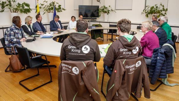 <p>Verhandlungsrunde zwischen Vertretern der Bauernverbände (r.) und der flämischen Regierung</p>