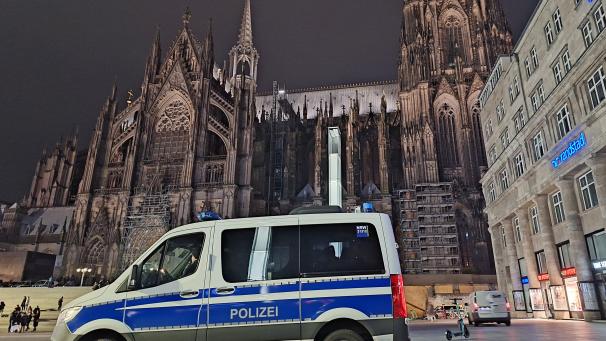 <p>Ein Einsatzfahrzeug der Polizei steht vor dem KölnerDom.</p>