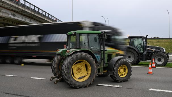 <p>Um sieben Uhr hatten Landwirte, überwiegend aus dem frankofonen Raum, am Freitag die E40 einspurig in Beschlag genommen. Um 14 Uhr beendeten sie ihre Aktion.</p>