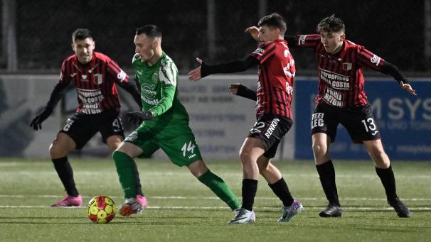 <p>William Belle (am Ball) erzielte den Kelmiser Ehrentreffer gegen Hasselt.</p>