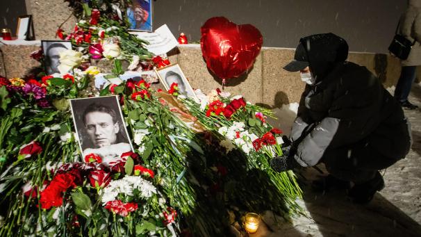 <p>Blick auf eine spontane Gedenkveranstaltung in St. Petersburg zum Gedenken an den verstorbenen russischen Oppositionellen Nawalny, die am Denkmal für die Opfer politischer Repressionen am Woskresenskaja-Ufer stattfindet.</p>