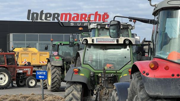 <p>Die Traktoren blockieren den Supermarkt und machen es Kunden unmöglich, das Geschäft zu betreten.</p>