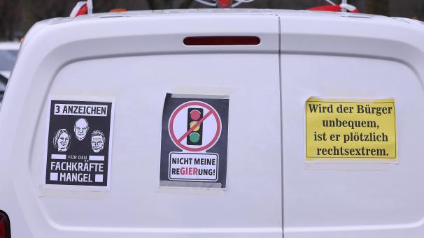 <p>In Form einer 24-stündigen Kundgebung will das Bündnis «DEMO 2.0 - Zusammen für eine sichere Zukunft» in Düsseldorf demonstrieren. Mit erwarteten 1700 Traktoren, Lkw und Pkw soll es zudem am Samstag und Sonntag jeweils einen Fahrzeugkorso geben. Versammlungsort sind die Messeparkplätze.</p>