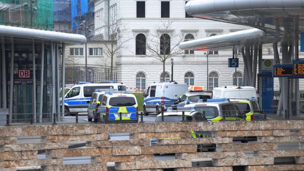 <p>Polizifahrzeuge sind am Bahnhof im Einsatz. Spezialkräfte der Polizei haben im Wuppertaler Hauptbahnhof einen Mann aus einem Zug geholt und festgenommen. Ein Zeuge will in dem Mann einen gefährlichen Straftäter erkannt haben, der polizeilich gesucht wird.</p>