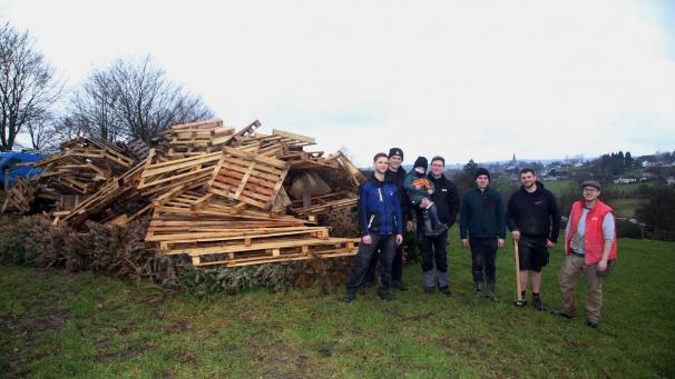 <p>Am Samstagmorgen begann die Mirfelder Dorfgemeinschaft mit dem Aufbau des Burgfeuers.</p>