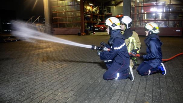 <p>Wasser marsch - aber ruhig und überlegt. Die jungen Feuerwehrleute üben mit dem gleichen Gerät wie die Großen.</p>