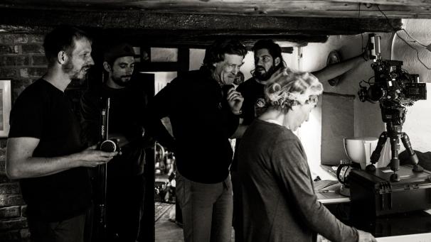 <p>Während vier Tagen hat die Crew den Kurzfilm in einem alten Bauernhaus in Weisten gedreht. Basis ist die dreiseitige Kurzgeschichte von Andreas Horsch mit dem Titel „Zehn Eier“.</p>