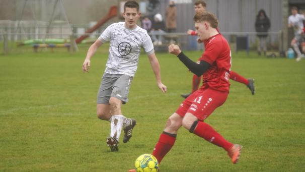 <p>Yves Heinen (links) gegen Vico Vannerum: Elsenborn und Lontzen sicherten sich am Sonntag einen Punkt.</p>