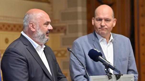 <p>Der Bürgermeister von Ixelles, Christos Doulkeridis (links) fordert neue Maßnahmen in der Bekämpfung gegen die Drogenkriminalität.</p>