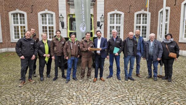 <p>Damit die Saat aufgeht: Neben ihrem „Forderungsschreiben“ überreichten die Vertreter des ostbelgischen Bauern dem DG-Raumordnungsminister Antonios Antoniadis am Dienstag symbolisch „einen Korb voller Ackerboden“.</p>