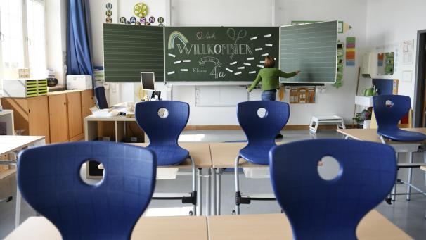 <p>Im Mai und Juni 2024 können Interessierte vor dem schulexternen Prüfungsausschuss des Ministeriums das Abschlusszeugnis der Unterstufe, bekannt als Mittlere Reife, oder das der Oberstufe des Sekundarunterrichts, das Abitur, erwerben.</p>