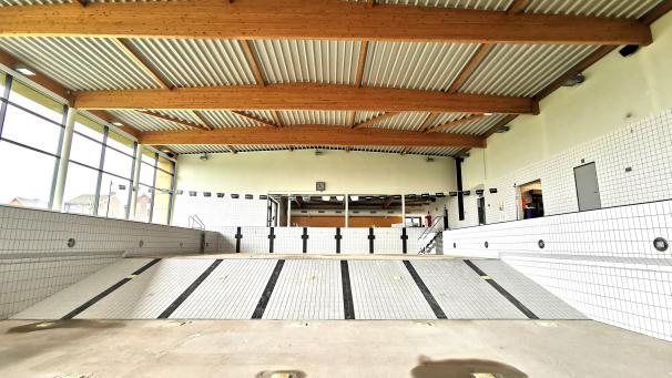 <p>Im Becken wurde der Fliesenspiegel bereits entfernt.</p>