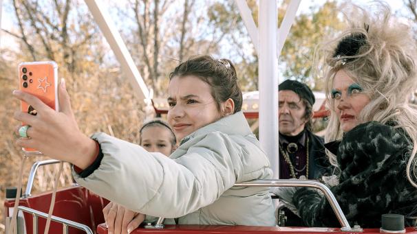 <p>Elisabeth Bellé (Mitte) als Tammi und Anna Schudt (rechts) als Hexe in einer Szene des Films „Spuk unterm Riesenrad“.</p>
