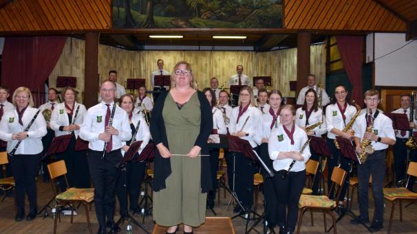 <p>Der Musikverein unter der Leitung von Jonneke Hanssen-Moerke umrahmt die Handlung der einzelnen Episoden mit Live-Musik.</p>