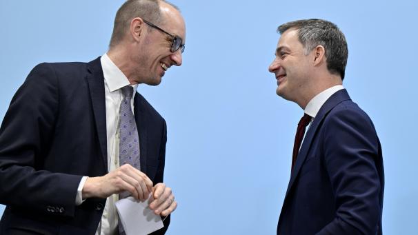 <p>Trugen um den Staatsbon nur ein Scheingefecht aus: Finanzminister Vincent Van Peteghem (l.) und Premier Alexander De Croo.</p>