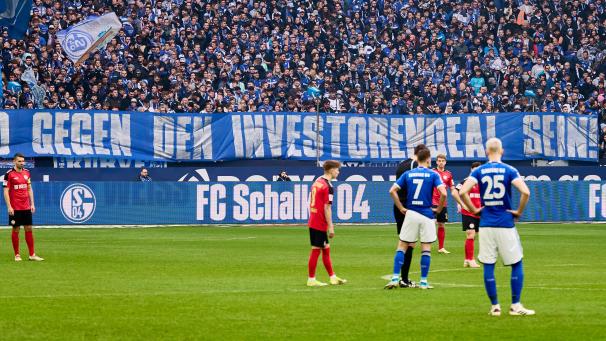 <p>Fans vom S04 haben sich am Wochenendeauf einem Banner gegen den Investoren Deal ausgesprochen.</p>