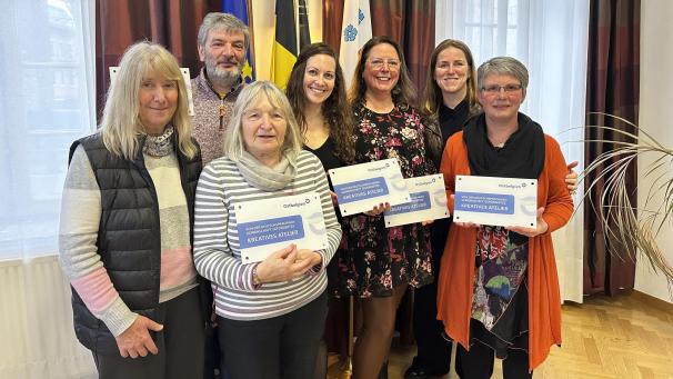 <p>Ministerin Weykmans (2.v.r.) übereicht das Qualtätssiegel an Vertreter der Kreativen Ateliers.</p>