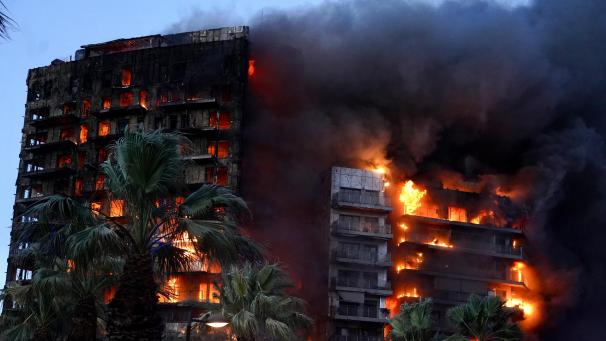 <p>Nach Angaben des Rettungsdienstes brach das Feuer in einer Wohnung im vierten Stock aus.</p>