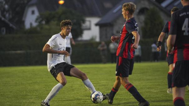 <p>Im September spielte er noch gegen Elsenborn, im Sommer wechselt St.Viths Jan Putters (links) nach Herzebösch.</p>