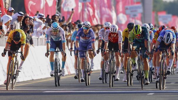 <p>Olav Kooij (links) setzt sich auf der fünften Etappe hauchdünn vor Tim Merlier (rechts) durch.</p>