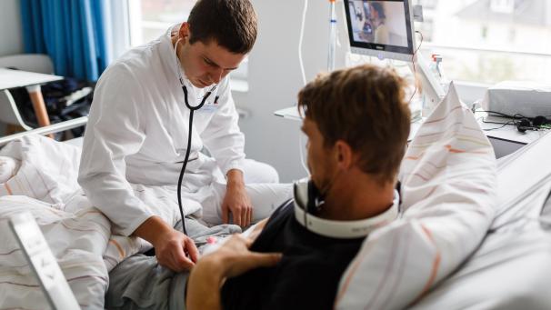 <p>Arzt in einem Einzelzimmer</p>