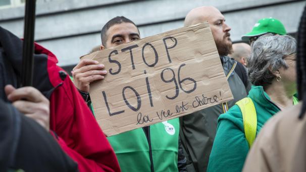 <p>Das Lohngesetz von 1996 ist seit jeher ein Zankapfel zwischen Arbeitnehmern und Arbeitgebern, zwischen rechten und linken Parteien (hier eine Demo im April 2022 in Brüssel).</p>