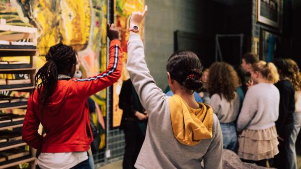 <p>Im IKOB tauchen Kinder im Mai in die Kunst des Kuratierens ein. Das Ergebnis kann ab dem 23. Juni bestaunt werden.</p>