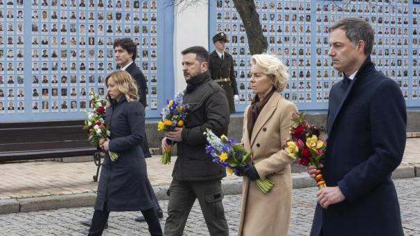 <p>Auf diesem Foto, das vom Pressebüro des ukrainischen Präsidenten zur Verfügung gestellt wurde nehmen Alexander De Croo (r-l), Ursula von der Leyen, Wolodymyr Selenskyj, Giorgia Meloni und Justin Trudeau während einer Zeremonie am zweiten Jahrestag der russischen Invasion an einer Blumenniederlegung an der Gedenkmauer zur Ehrung der getöteten ukrainischen Soldaten teil.</p>