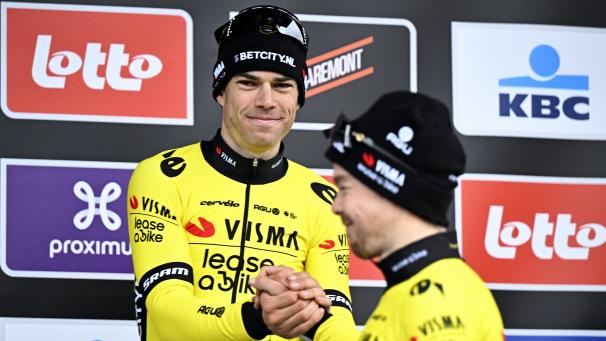 <p>Wout van Aert gratulierte auf dem Podium seinem Teamkollegen Jan Tratnik zum Sieg.</p>