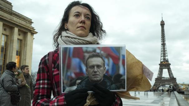 <p>Ksenia Karatschewa, Politikerin aus Russland, hält ein Bild von Alexej Nawalny während einer Veranstaltung zu Ehren des verstorbenen russischen Oppositionsführers auf dem Trocadero-Platz in Paris.</p>