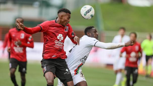 <p>RWDMs Onngolba Duranville undNathaniel Opoku von OHL im Duell</p>