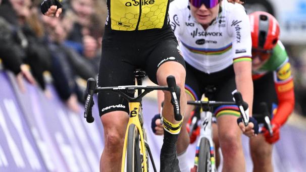 <p>Kopecky hinter Siegerin Marianne Vos</p>