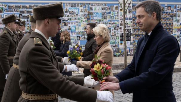 <p>Premierminister Alexander De Croo (rechts) gedachte in Kiew zusammen mit EU-Kommissionspräsidentin von der Leyen und anderen westlichen Staatschefs und im Beisein von Soldaten der Ehrengarde der ukrainischen Streitkräfte den vielen bislang im russischen Angriffskrieg gefallenen ukrainischen Soldaten.</p>