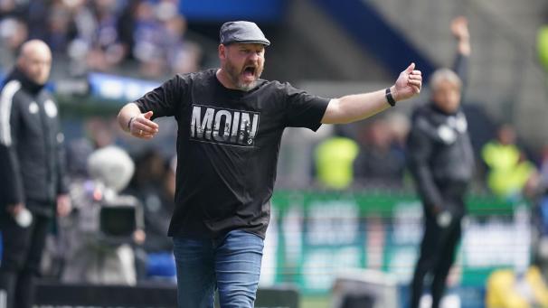 <p>Hamburgs Trainer Steffen Baumgart gestikuliert am Spielfeldrand.</p>