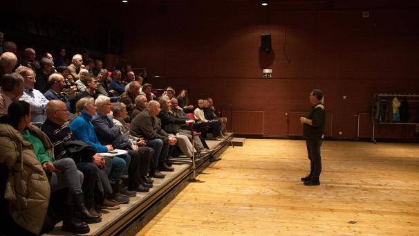 <p>Gerhard Reuter referierte im Mozartsaal des Zentrums Worriken zum Thema „Invasive Arten“.</p>
