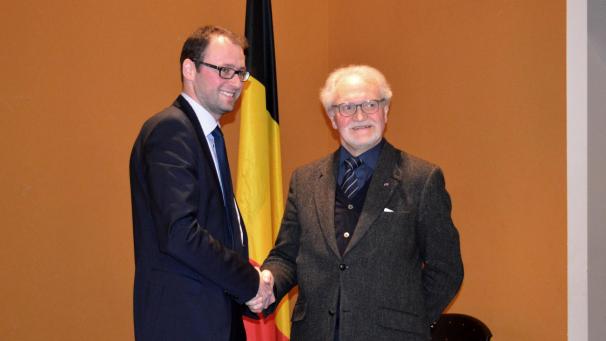 <p>Jean-Paul Bastin (l.) beglückwünschte Robert Denis im Jahre 2016 zum Ehrenbürgermeistertitel.</p>