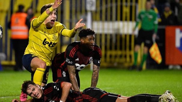 <p>Weil Dennis Eckert Ayensa zu Fall gebracht wurde, entschied der Schiedsrichter nach dem VAR-Eingriff auf Elfmeter.</p>