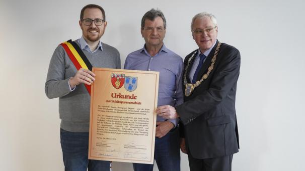 <p>Auf dem Foto zu sehen: die beiden Bürgemeister Jérôme Franssen (CSL) und Michael Thiesen (r.) sowie der Initiator des Projektes, Walther Collubry (Mitte).</p>