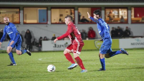 <p>Drei Minuten nach seiner Einwechslung brachte Gino Coumont (Mitte) Oudler in Front.</p>