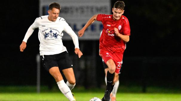 <p>Mit einen seiner seltenen Tore brachte St.Viths Verteidiger Amaury Schoonbroodt (links) seine Farben zurück ins Spiel.</p>