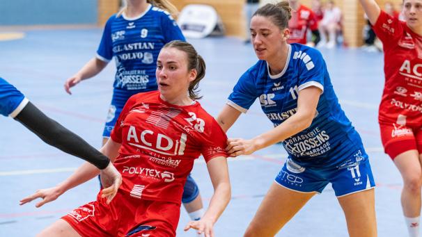 <p>Direkt zu Beginn der Meisterrunde heftet sich Eupen (Nolwen Dattolico, links) weiter an die Fersen vonKlassenprimus Sint-Truiden.</p>