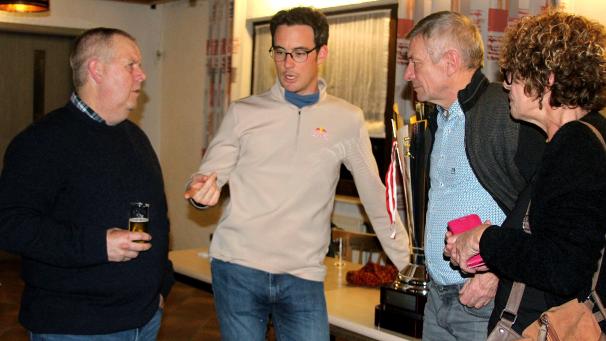 <p>Reichlich Interessantes aus erster Quelle: Angeregter Plausch zwischen Thierry Neuville (Zweiter von links) und seinen Fans in Rodt.</p>