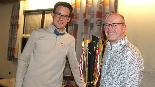 <p>Thierry Neuville, hier mit Fan Wolfgang Reuter (Schöffe der Gemeinde Büllingen), hatte den Siegerpokal der Rallye Monte Carlo mitgebracht.</p>